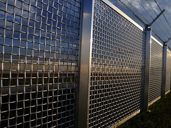 Crimped wire mesh protection fence