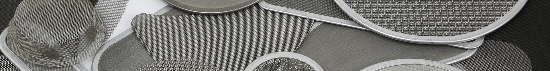 العديد من الأنواع المختلفة من منتجات المعالجة العميقة الشبكية المنسوجة الموضوعة على سطح مستو