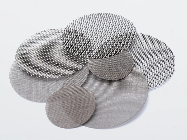 Many circular single-layer filter plates stacked together