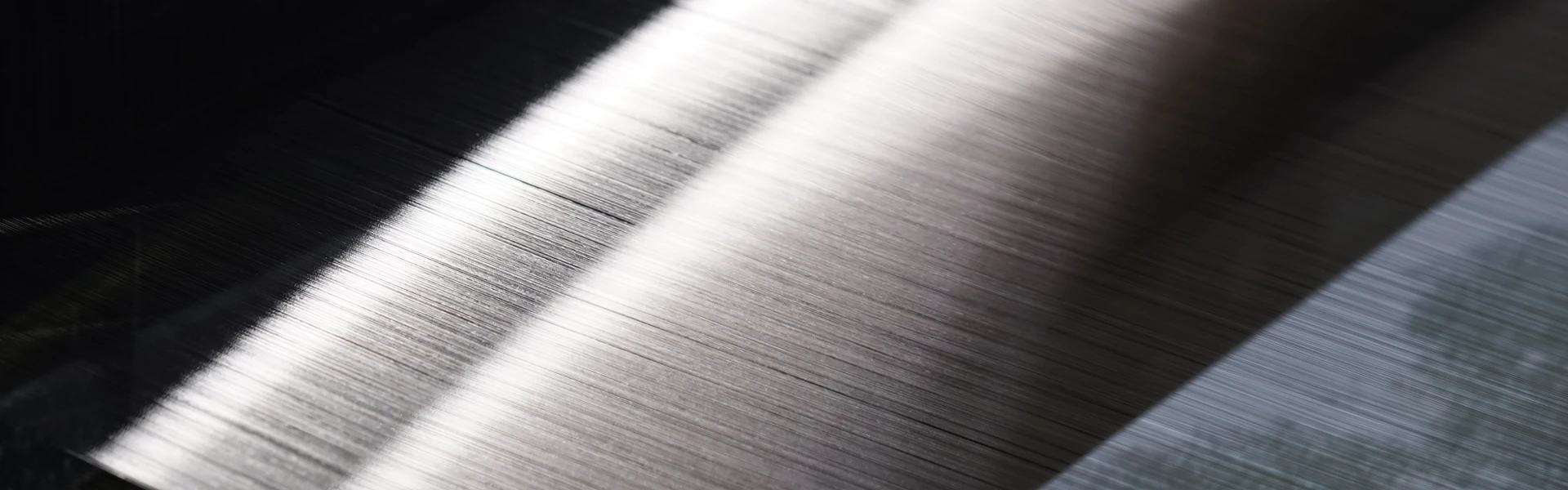 A weaving machine is weaving the woven mesh.