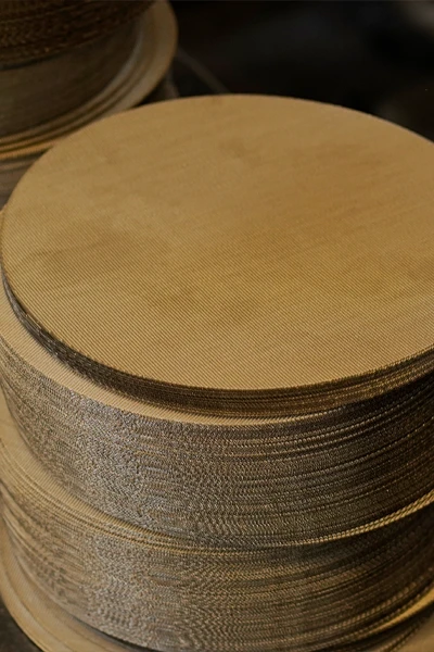 Many filter discs are placed together.