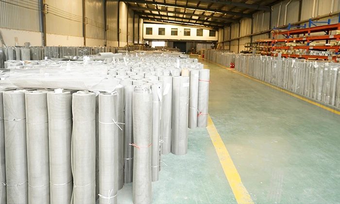 Woven mesh products are placed in the warehouse.